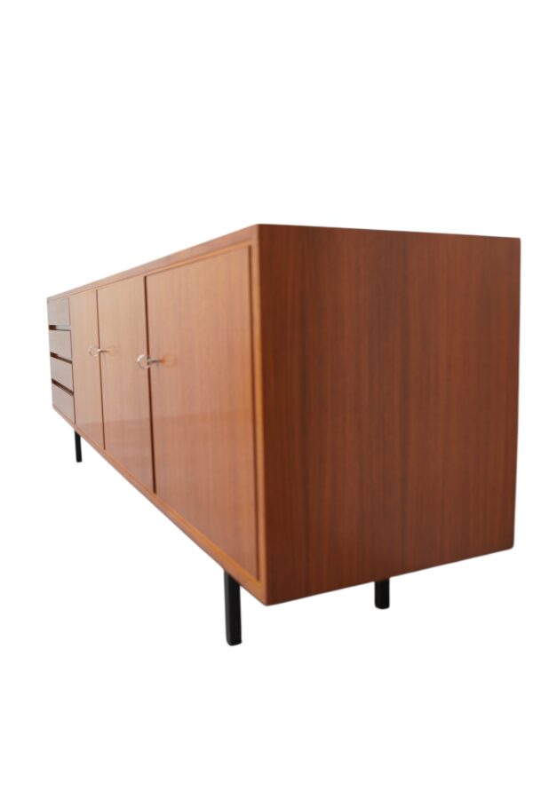 Enfilade minimaliste par la maison Richard, Suisse