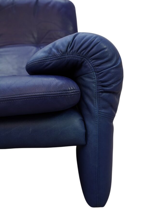 Canapé 2 places Maralunga en cuir bleu de Vico Magistretti pour Cassina