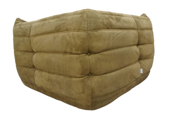 Ensemble de 5 pièces de canapés, modèle TOGO de la Ligne Roset par Michel Ducaroy. Récemment retapissé d'un tissu en alcantara de couleur vert olive.