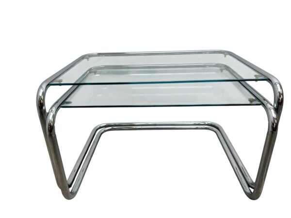 Tables gigognes style Bauhaus, plateau en verre reposant sur une structure tibulaire en métal chromé, Style Milo Baughman vers les années 1970's.