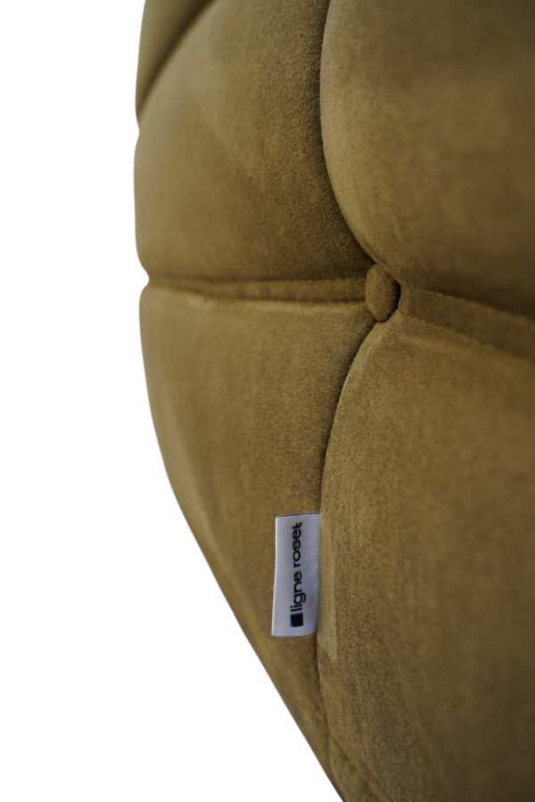 Ensemble de 5 pièces de canapés, modèle TOGO de la Ligne Roset par Michel Ducaroy. Récemment retapissé d'un tissu en alcantara de couleur vert olive.