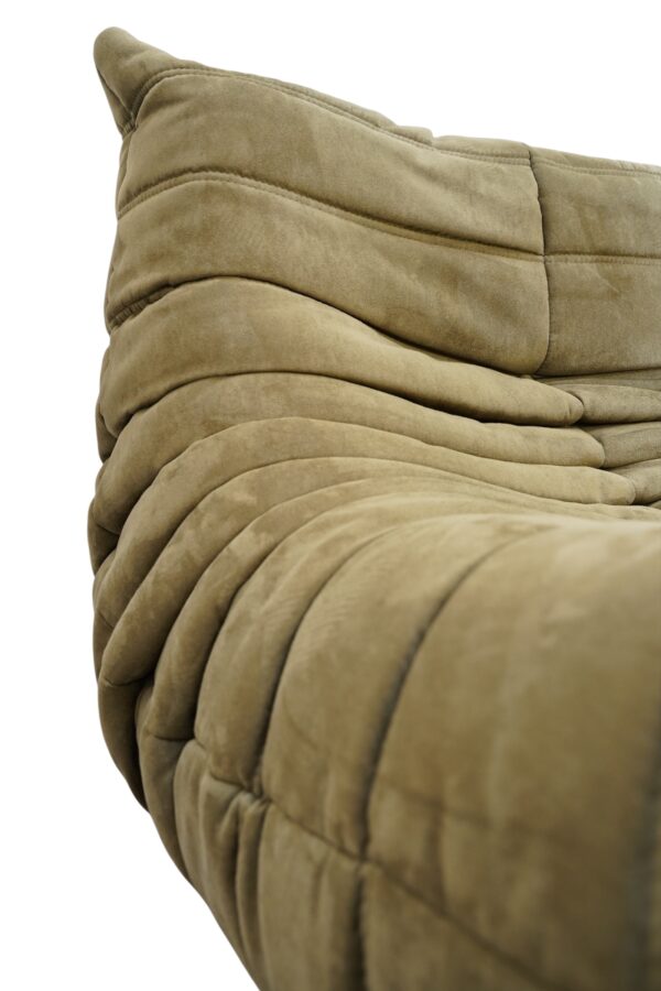 Ensemble de 5 pièces de canapés, modèle TOGO de la Ligne Roset par Michel Ducaroy. Récemment retapissé d'un tissu en alcantara de couleur vert olive.