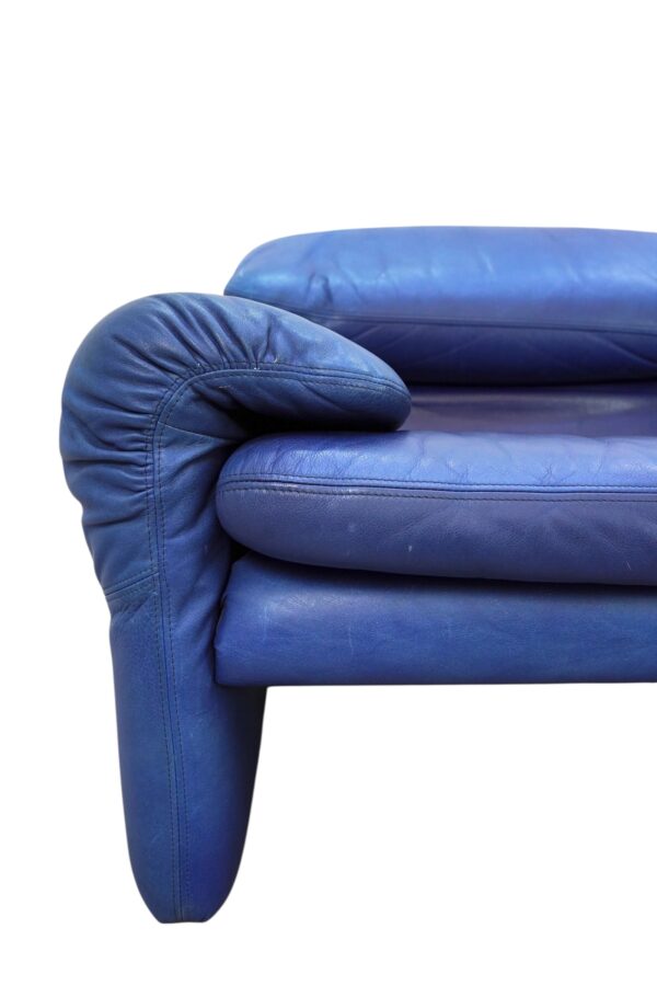 Canapé 2 places Maralunga en cuir bleu de Vico Magistretti pour Cassina