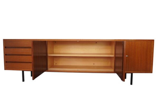 Enfilade minimaliste par la maison Richard, Suisse