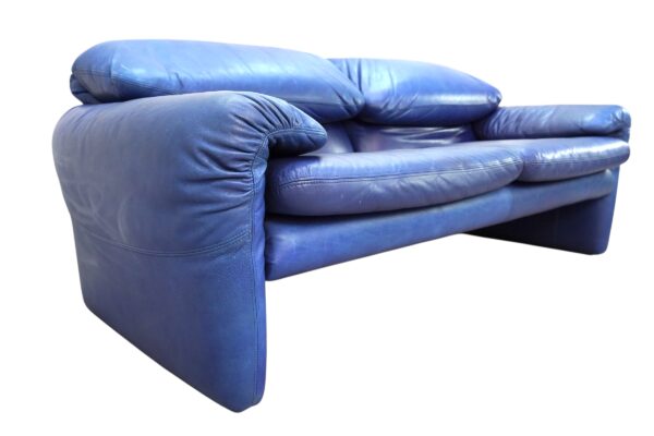 Canapé 2 places Maralunga en cuir bleu de Vico Magistretti pour Cassina