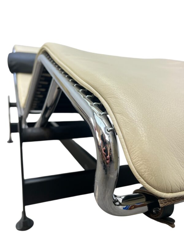 Chaise longue LC4 par Le Corbuisier, Cassina 1995's, cuir crème