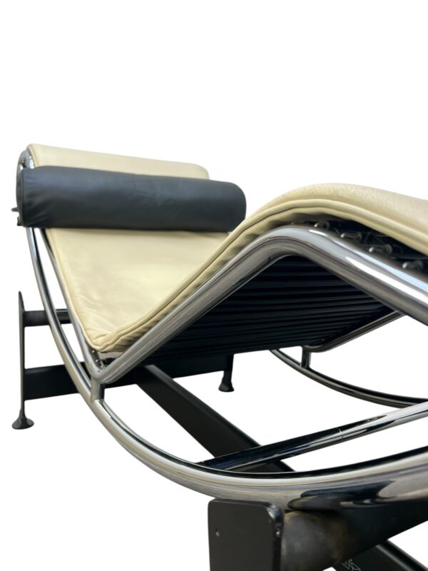 Chaise longue LC4 par Le Corbuisier, Cassina 1995's, cuir crème