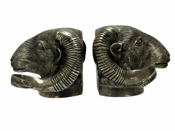 Paire de têtes de moutons cornus en métal argenté