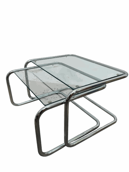 Tables gigognes style Bauhaus, plateau en verre reposant sur une structure tibulaire en métal chromé, Style Milo Baughman vers les années 1970's.