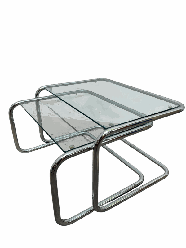 Tables gigognes style Bauhaus, plateau en verre reposant sur une structure tibulaire en métal chromé, Style Milo Baughman vers les années 1970's.