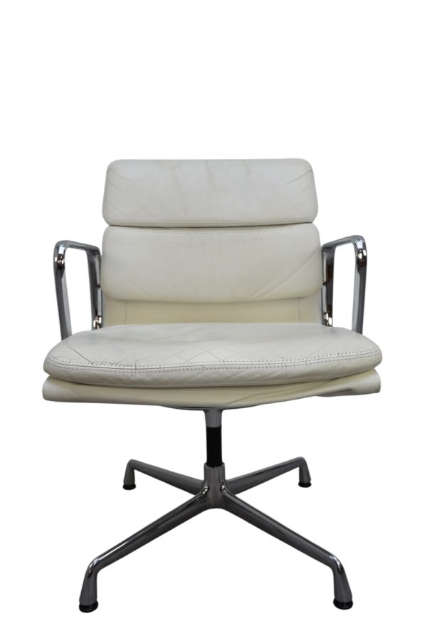 Soft Pad Chair EA 207 par Charles & Ray