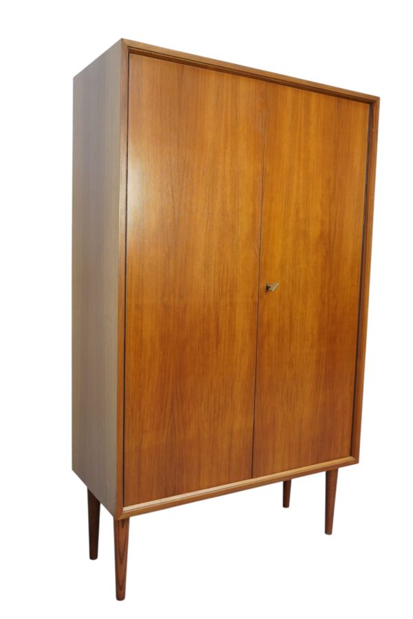 Armoire à linge en bois de noyer