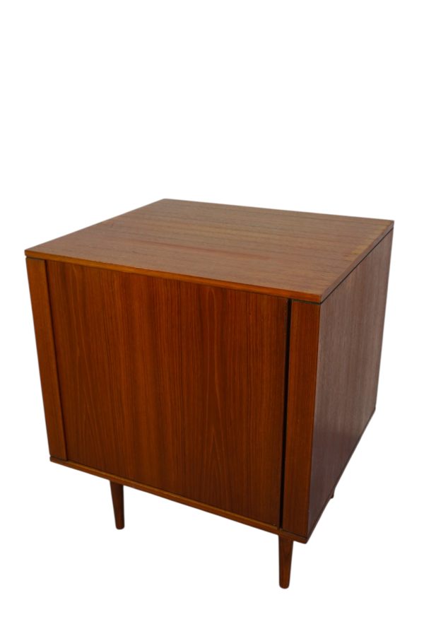 Petit cabinet scandinave à porte tambour