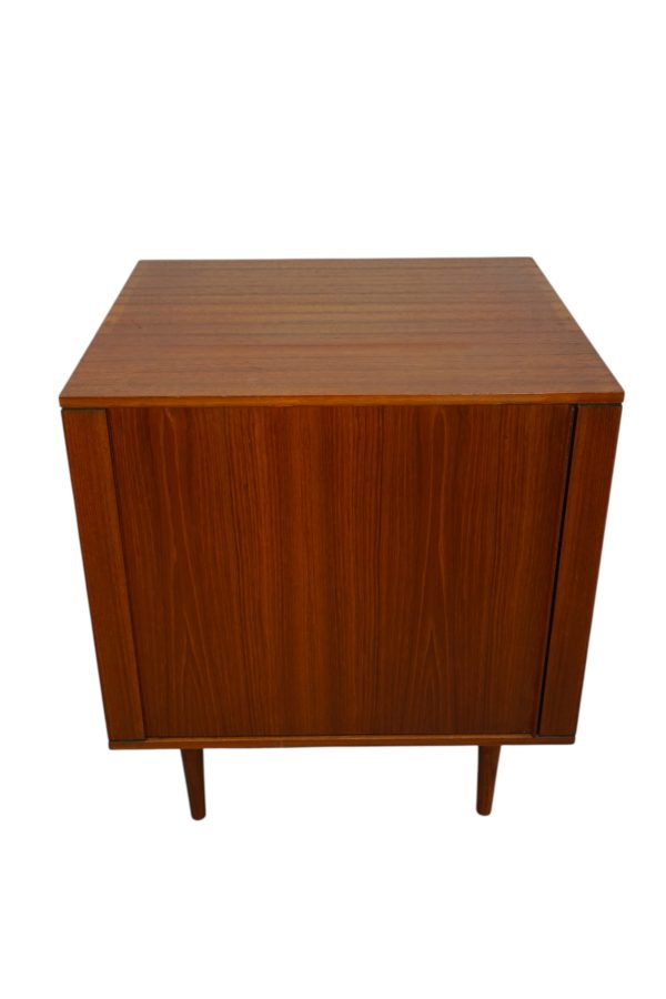 Petit cabinet scandinave à porte tambour