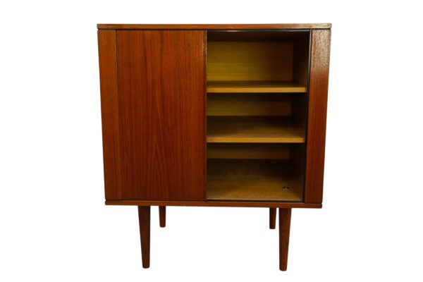 Petit cabinet scandinave à porte tambour