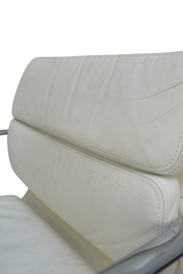 Soft Pad Chair EA 207 par Charles & Ray