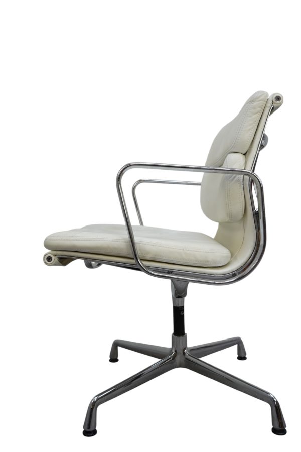 Soft Pad Chair EA 207 par Charles & Ray