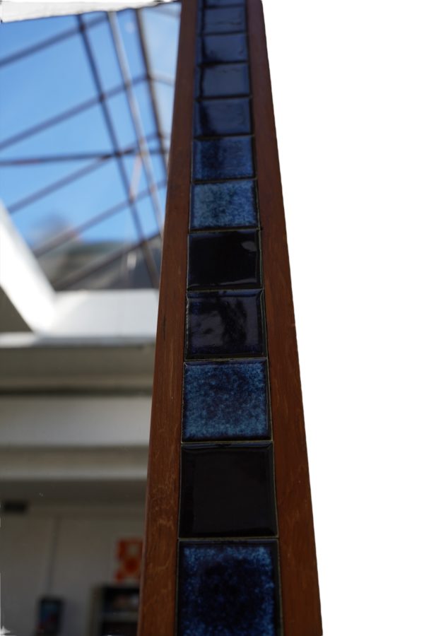 Miroir en bois de teck orné de tuiles bleu