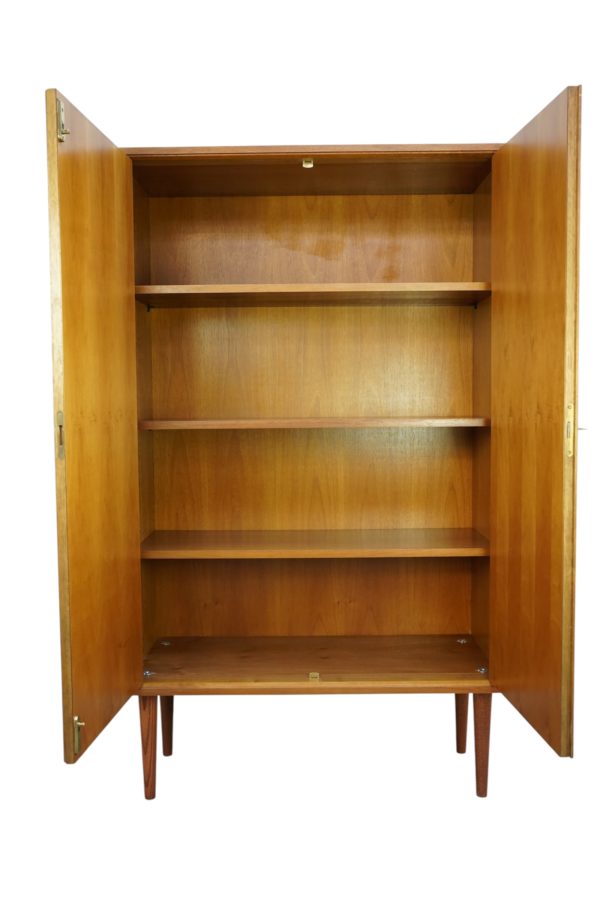 Armoire à linge en bois de noyer