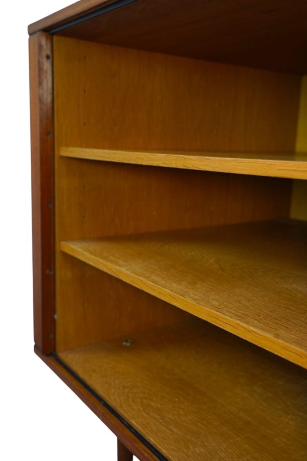 Petit cabinet scandinave à porte tambour