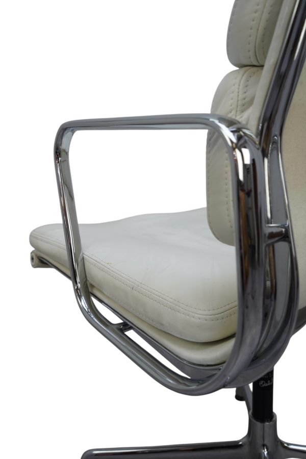Soft Pad Chair EA 207 par Charles & Ray