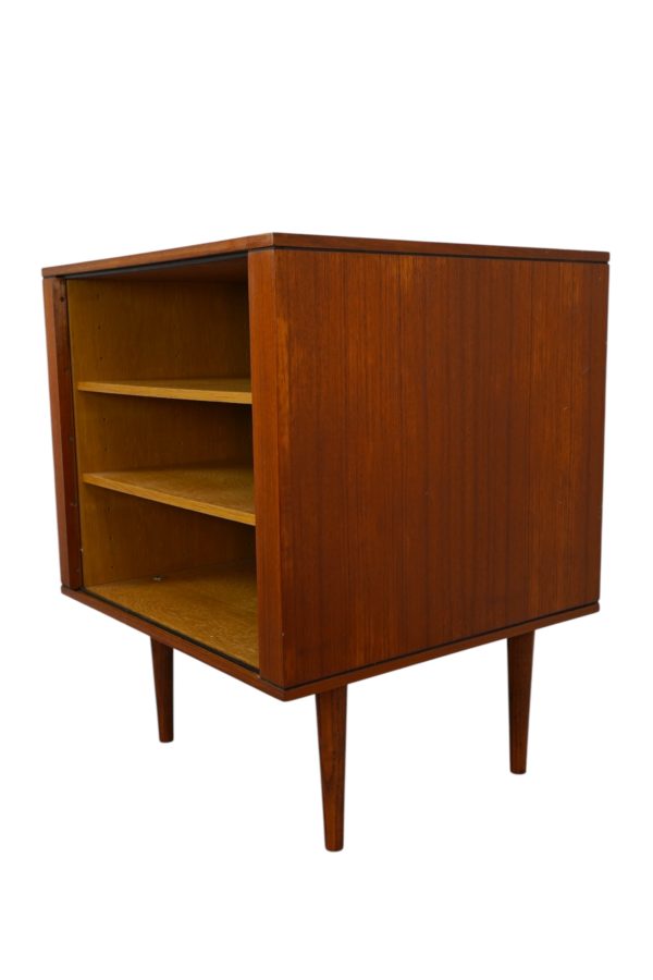 Petit cabinet scandinave à porte tambour