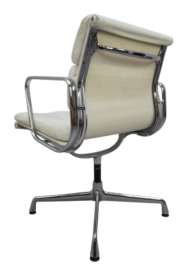 Soft Pad Chair EA 207 par Charles & Ray