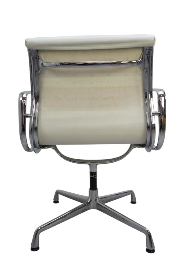 Soft Pad Chair EA 207 par Charles & Ray