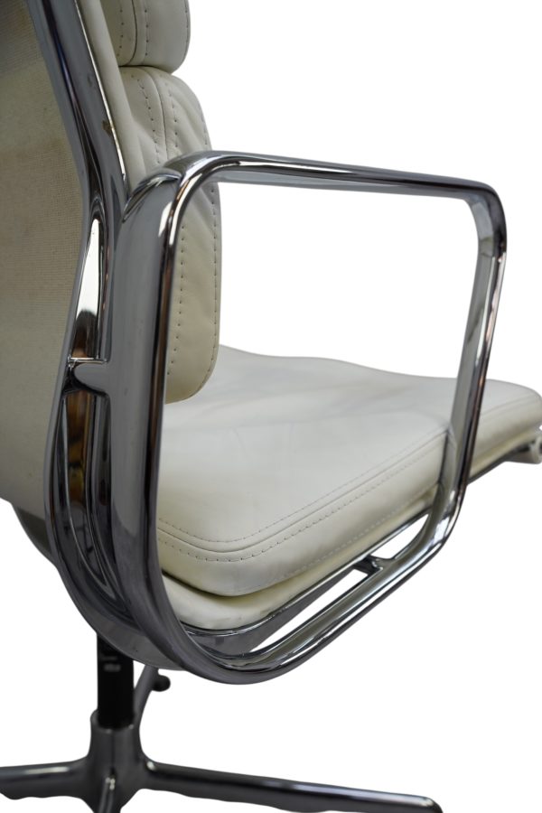 Soft Pad Chair EA 207 par Charles & Ray