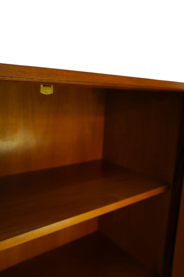 Armoire à linge en bois de noyer