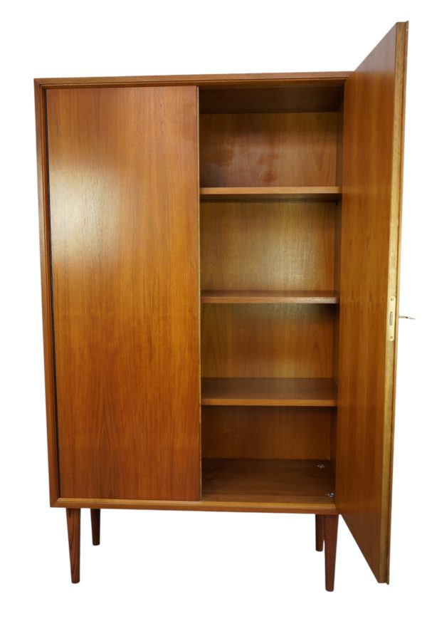 Armoire à linge en bois de noyer