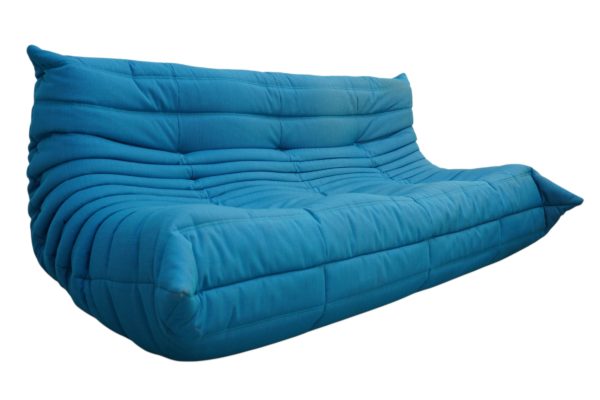 Canapé Togo de Ligne Roset par Michel Ducaroy en tissu bleu
