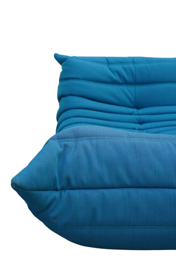 Canapé Togo de Ligne Roset par Michel Ducaroy en tissu bleu