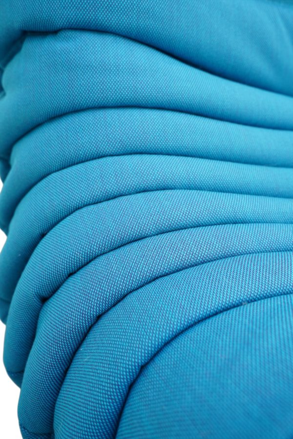 Canapé Togo de Ligne Roset par Michel Ducaroy en tissu bleu
