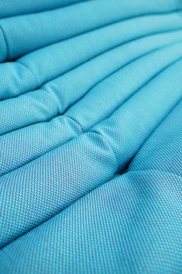 Canapé Togo de Ligne Roset par Michel Ducaroy en tissu bleu