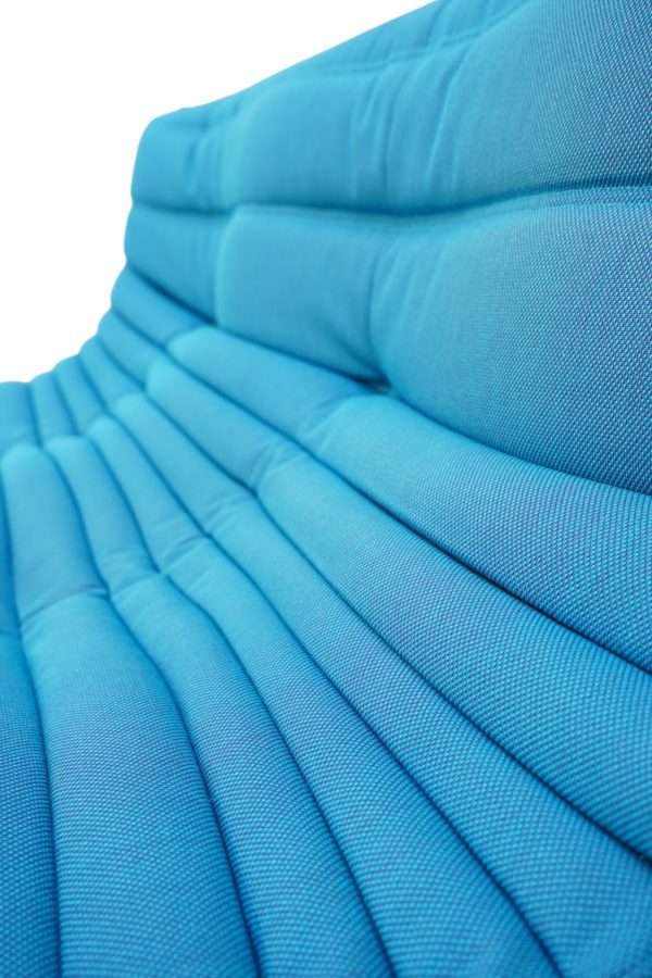 Canapé Togo de Ligne Roset par Michel Ducaroy en tissu bleu