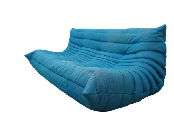 Canapé Togo de Ligne Roset par Michel Ducaroy en tissu bleu