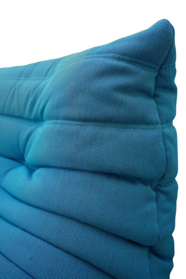 Canapé Togo de Ligne Roset par Michel Ducaroy en tissu bleu