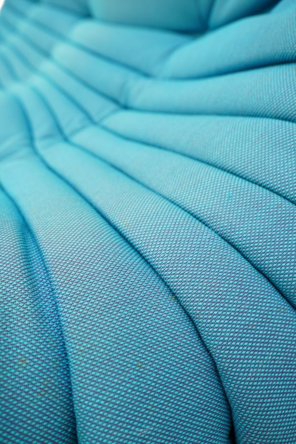 Canapé Togo de Ligne Roset par Michel Ducaroy en tissu bleu