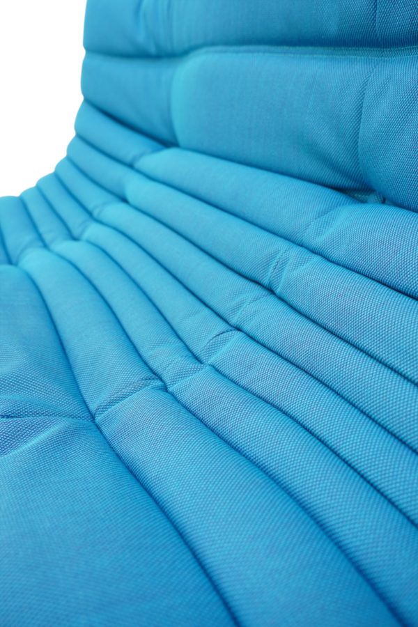 Canapé Togo de Ligne Roset par Michel Ducaroy en tissu bleu