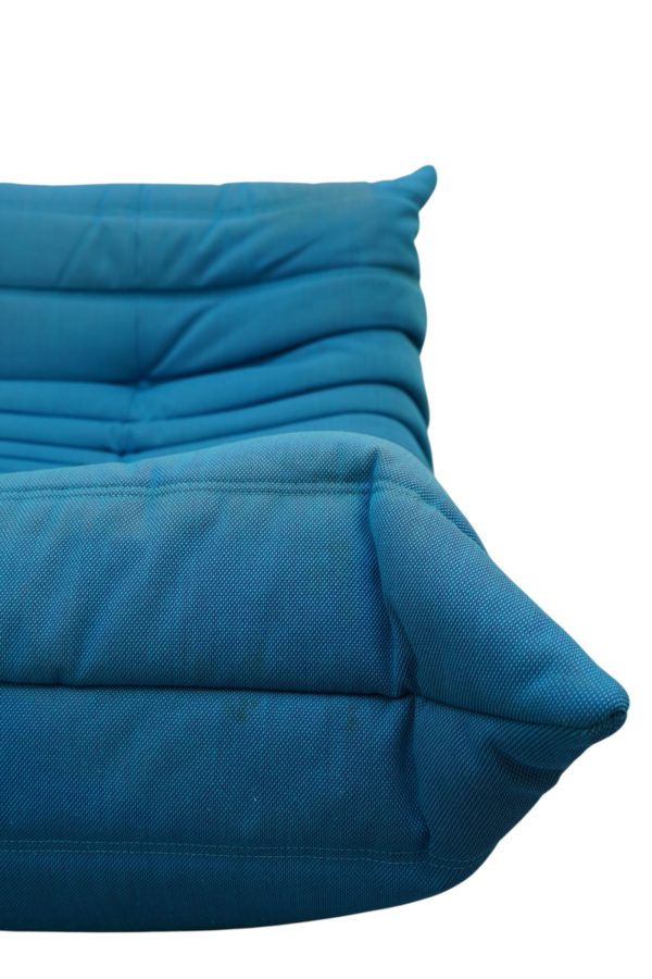 Canapé Togo de Ligne Roset par Michel Ducaroy en tissu bleu