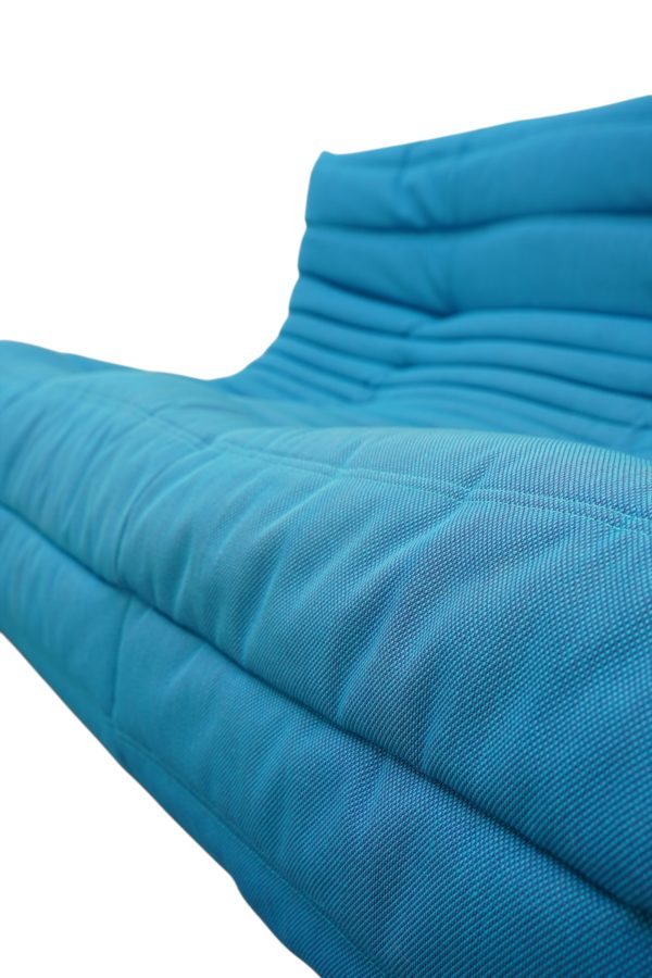 Canapé Togo de Ligne Roset par Michel Ducaroy en tissu bleu