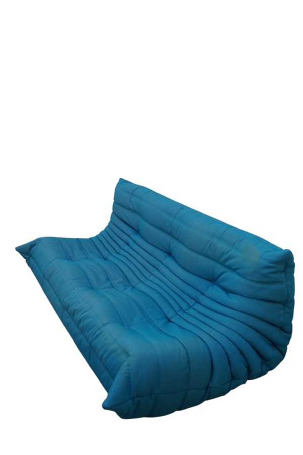 Canapé Togo de Ligne Roset par Michel Ducaroy en tissu bleu
