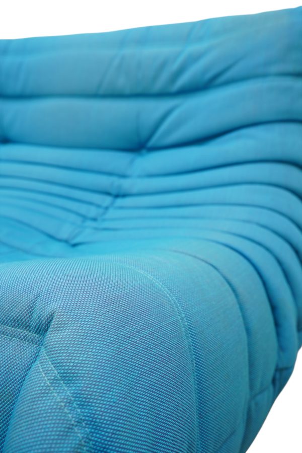 Canapé Togo de Ligne Roset par Michel Ducaroy en tissu bleu