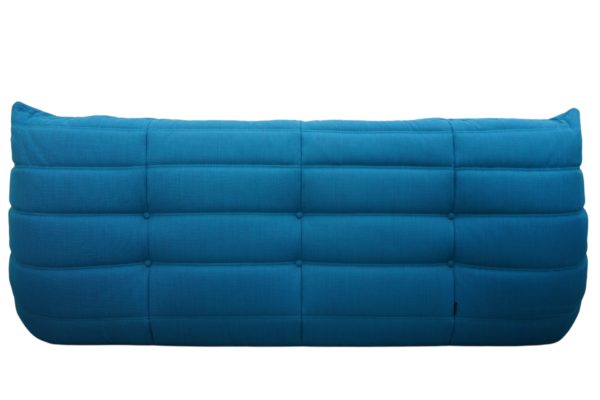 Canapé Togo de Ligne Roset par Michel Ducaroy en tissu bleu
