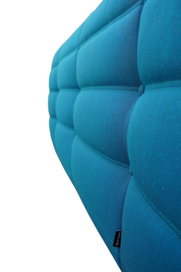 Canapé Togo de Ligne Roset par Michel Ducaroy en tissu bleu