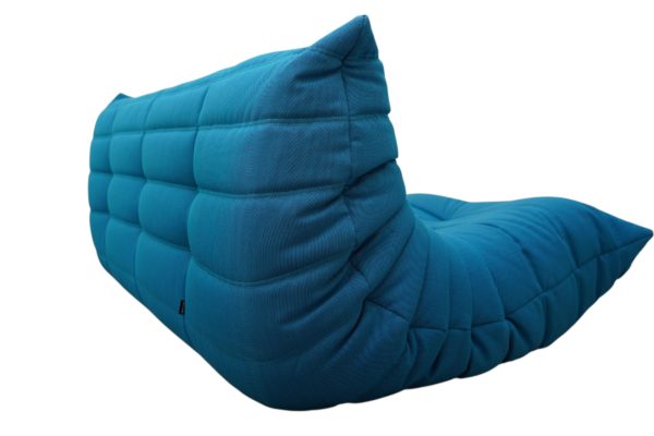 Canapé Togo de Ligne Roset par Michel Ducaroy en tissu bleu