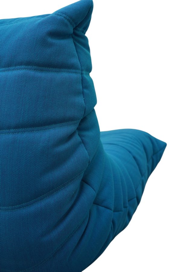Canapé Togo de Ligne Roset par Michel Ducaroy en tissu bleu