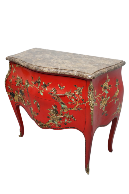 Commode de style Louis XV en laque de Chine rouge