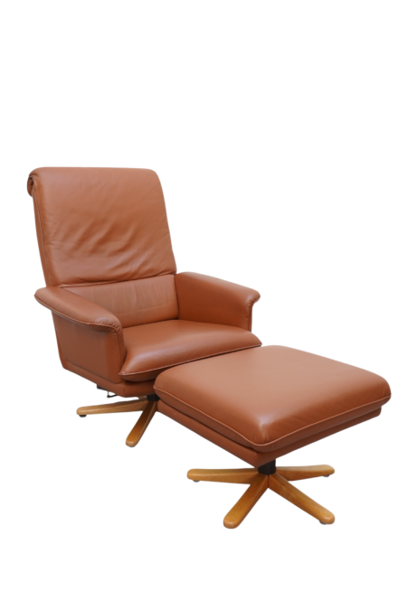 Fauteuil et son repose pied en cuir, Suisse - 1960's